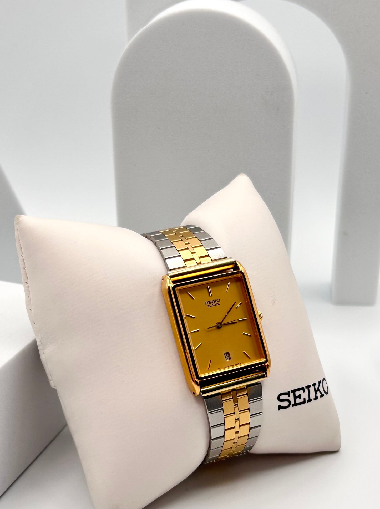 Vintage 2005 Seiko tank style case watch, 30mm size case, 8.5in wrist sizable bracelet