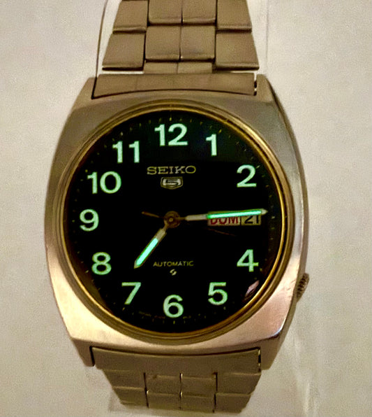 Vintage 1980 Seiko 5 automatic watch, 36mm size case, 7.5in size wrist bracelet.