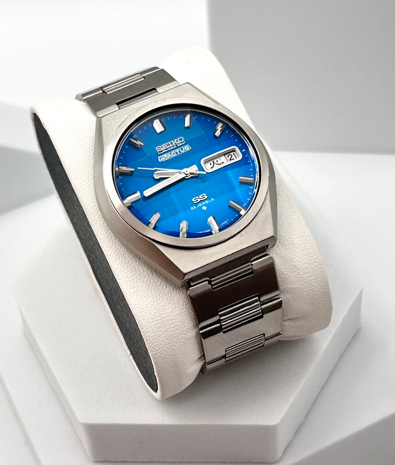 Vintage 1975 Seiko 5 Actus SS, automatic movement 42mm size case, 6.5in size wrist bracelet