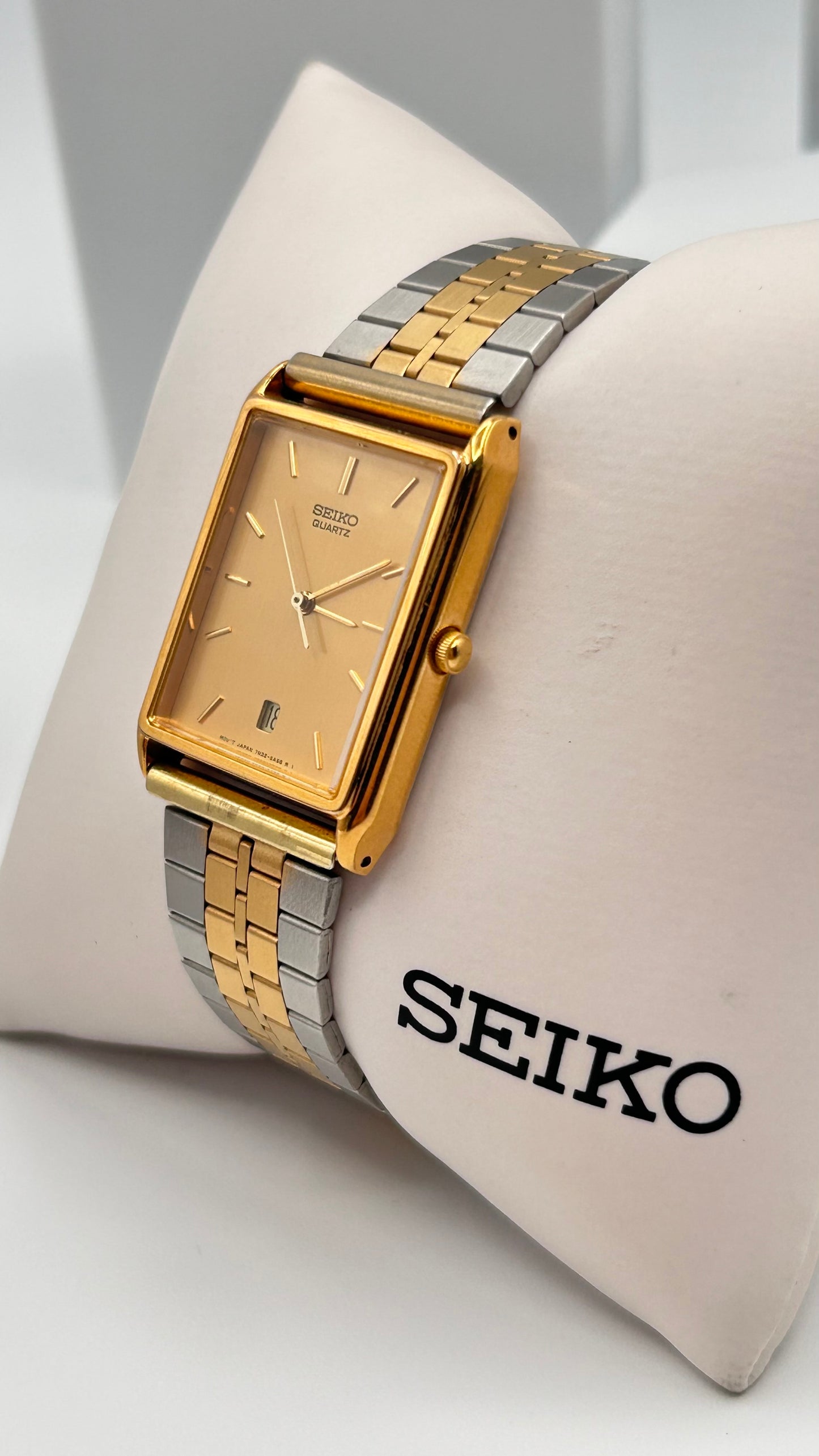 Vintage 2005 Seiko tank style case watch, 30mm size case, 8.5in wrist sizable bracelet