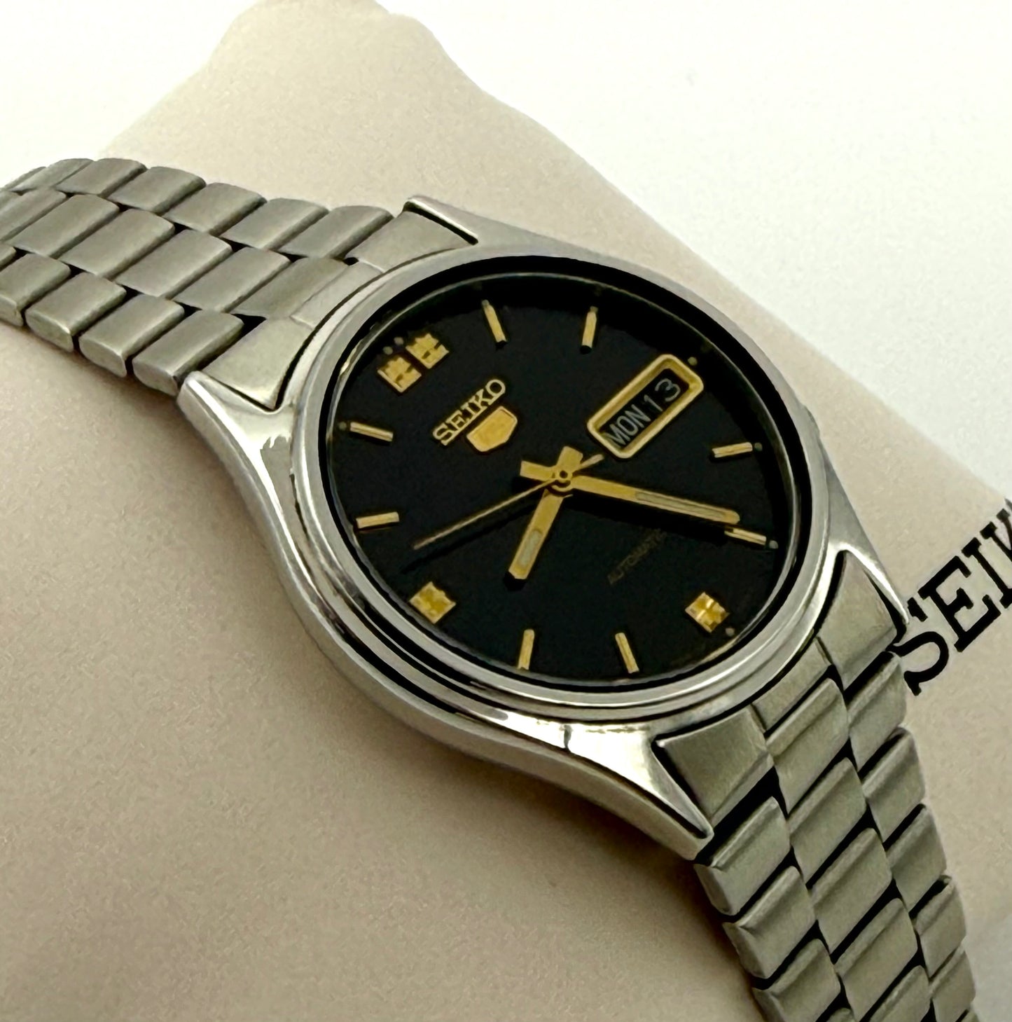 Vintage 1979 Seiko 5 automatic movement watch, 35mm size case, 6.5in size wrist bracelet