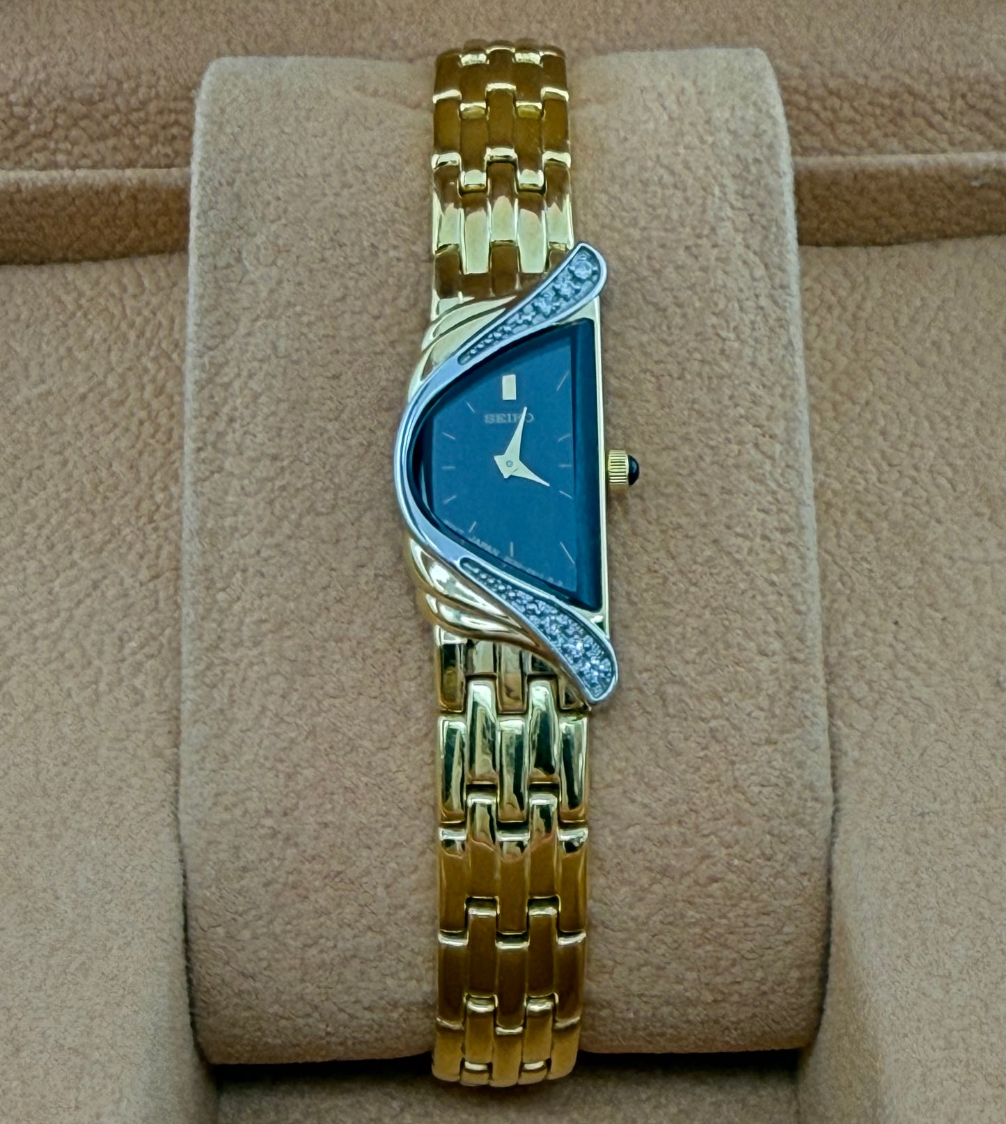 Vintage 1996 Seiko half moon whit real diamond, 18mm size case, 7in wrist bracelet.