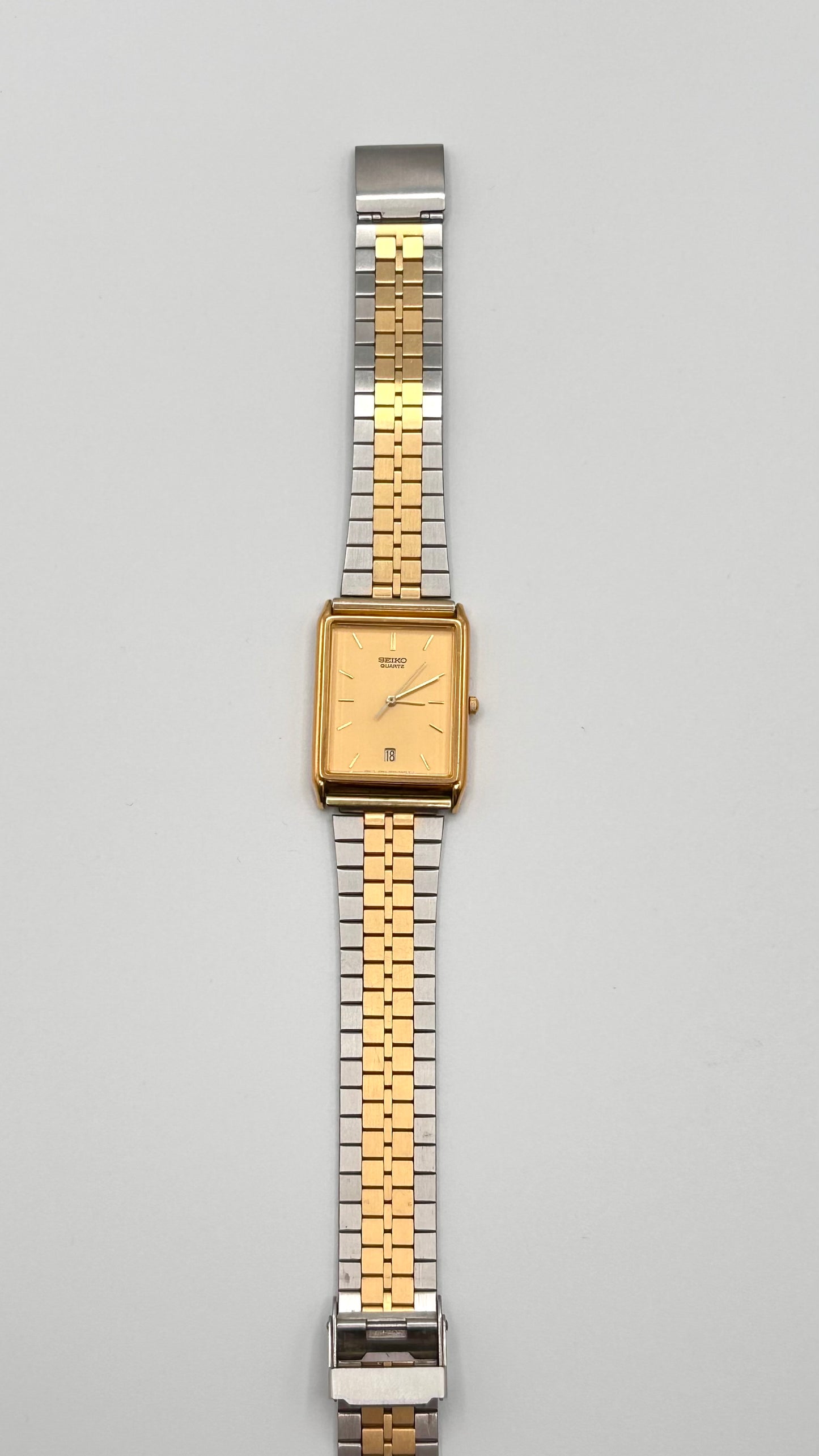 Vintage 2005 Seiko tank style case watch, 30mm size case, 8.5in wrist sizable bracelet