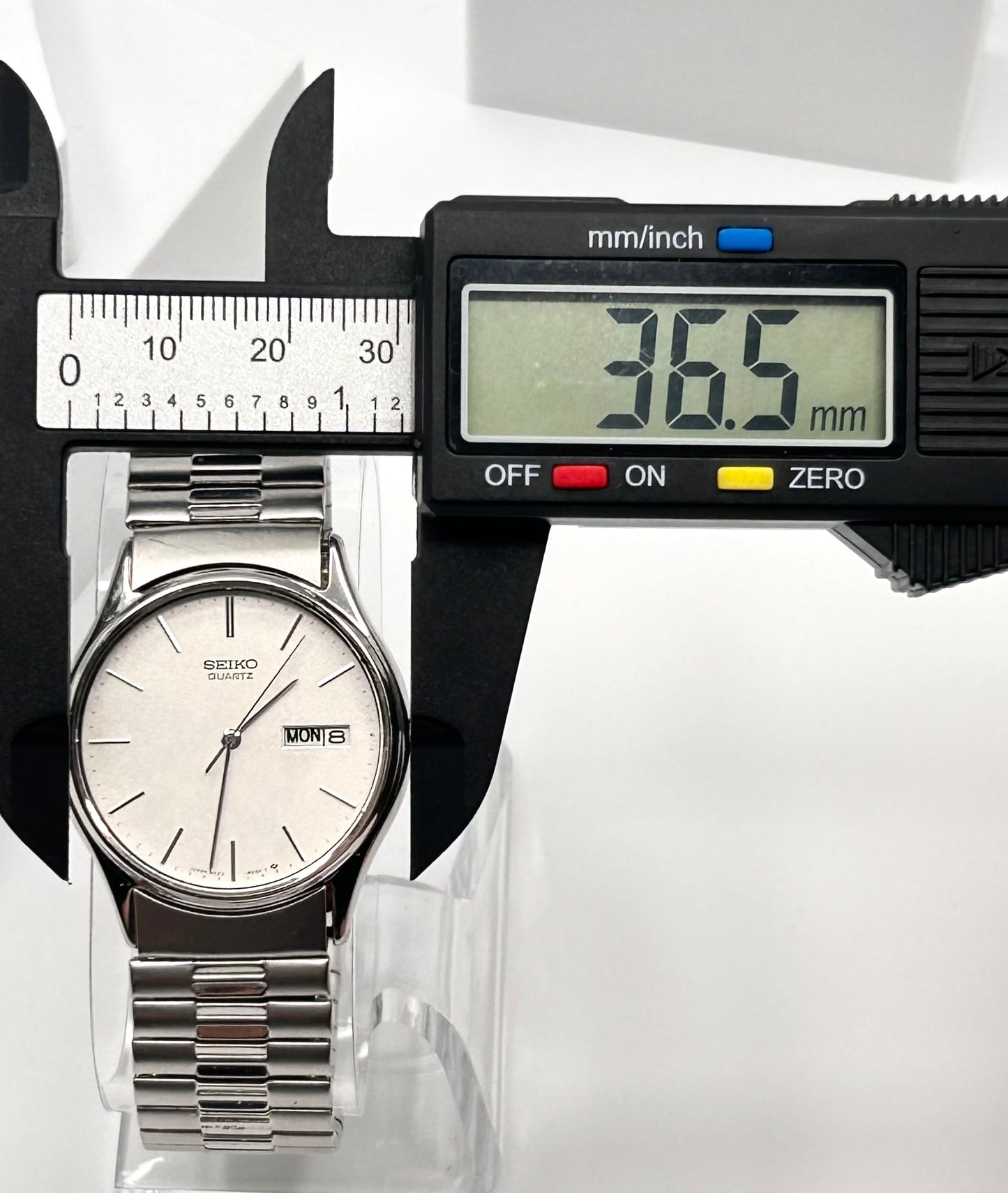 Vintage 2000 Seiko watch, 36mm size case, 7in size case