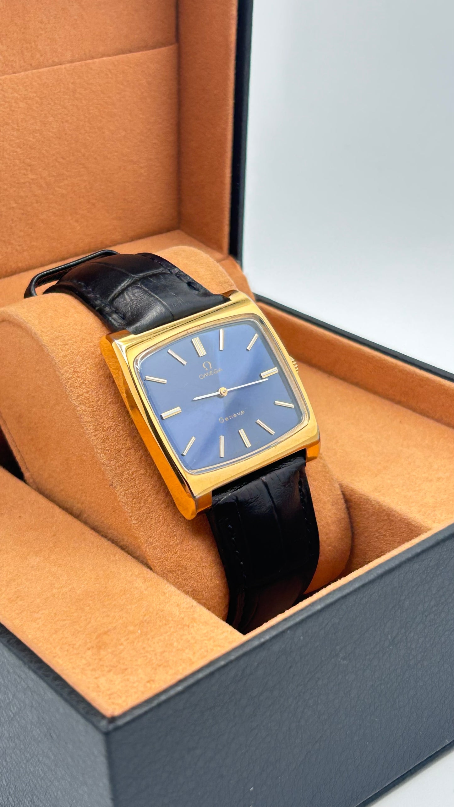 Vintage 1972 Omega Swiss watch, 35mm size case, 7in wrist leather band.