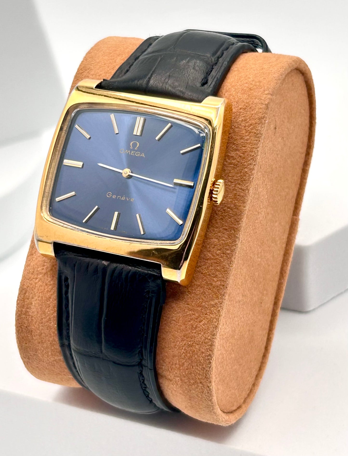 Vintage 1972 Omega Swiss watch, 35mm size case, 7in wrist leather band.