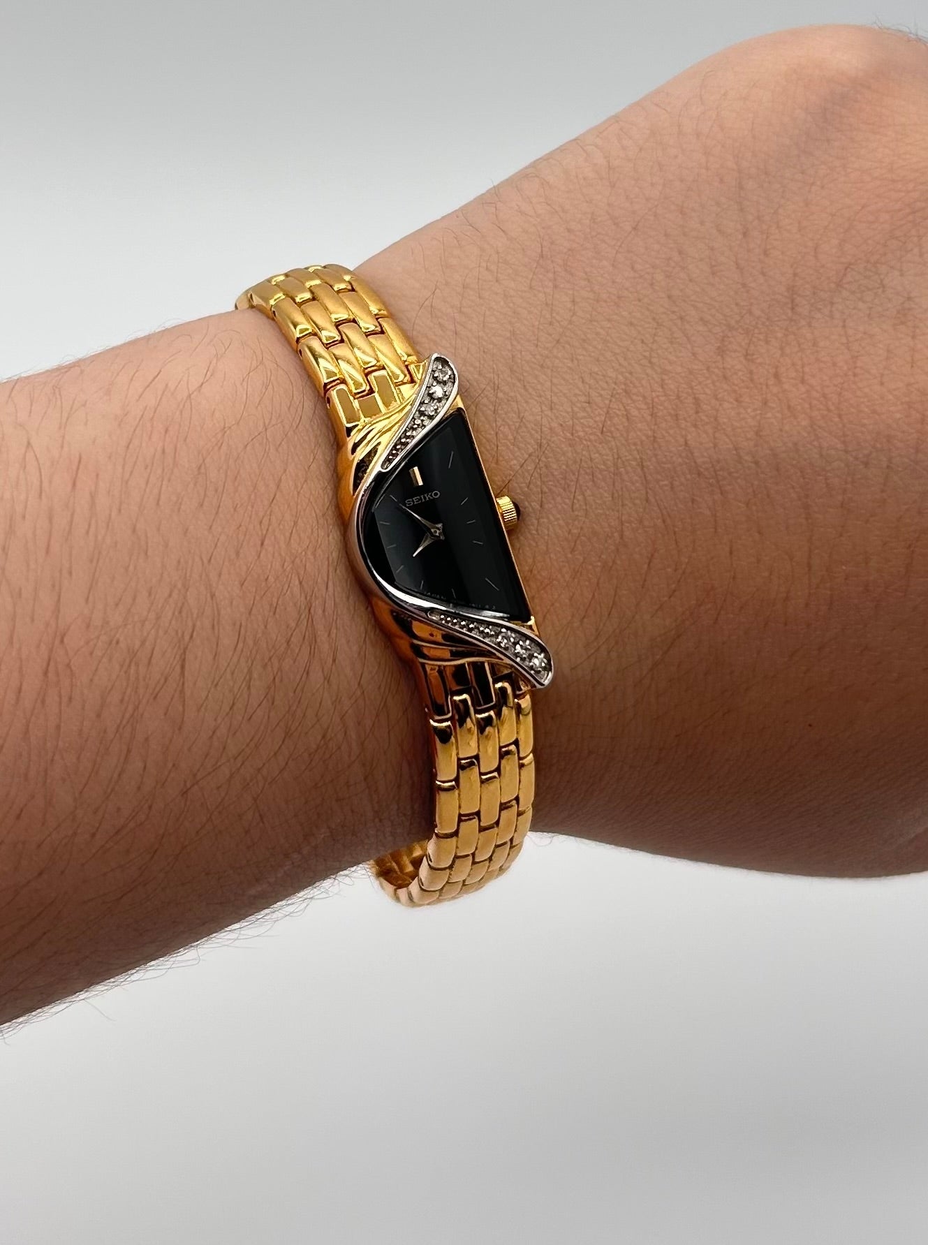 Vintage 1996 Seiko half moon whit real diamond, 18mm size case, 7in wrist bracelet.