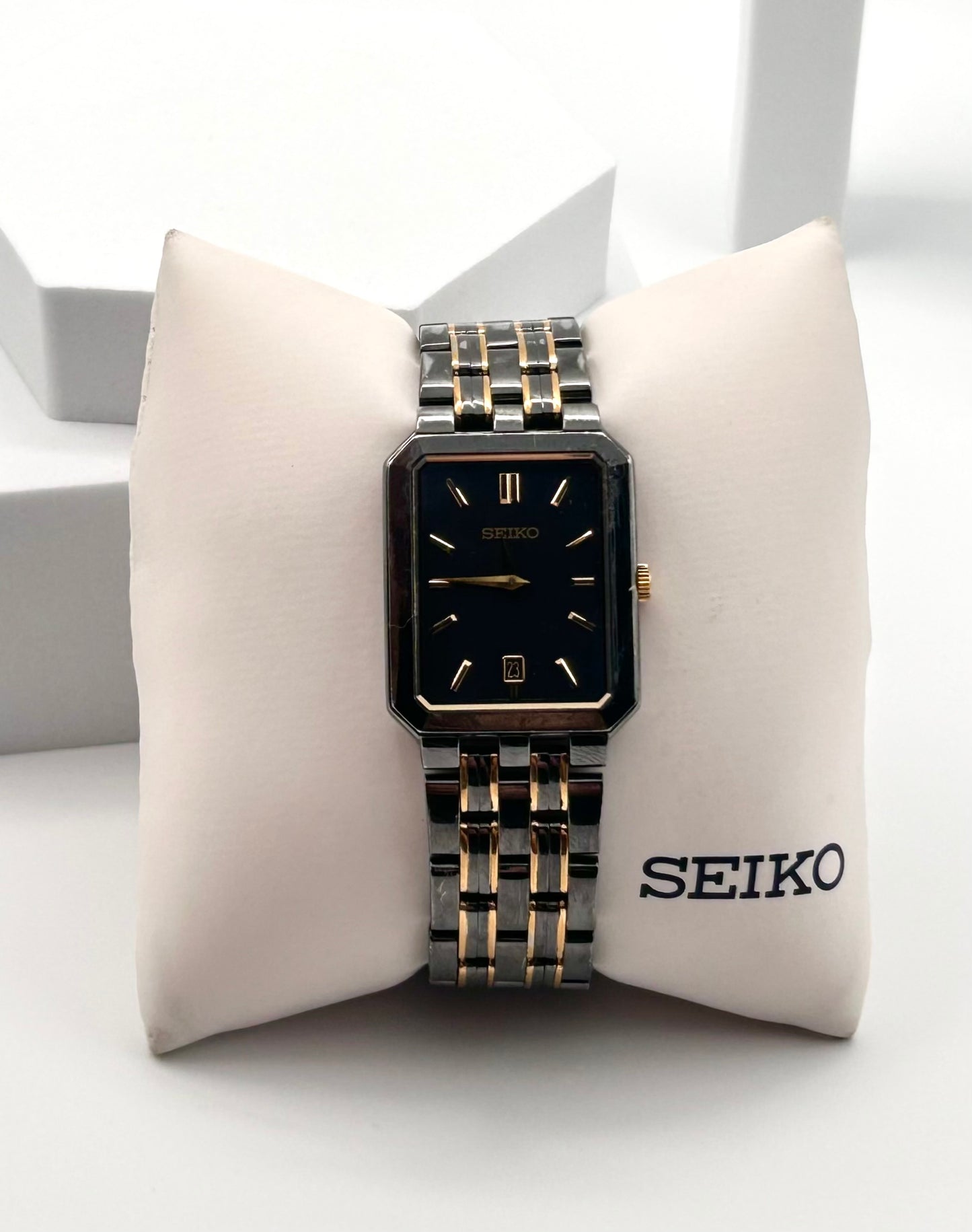 Vintage 1990 Seiko  black and gold tone watch 25mm size case, 6.5in size wrist bracelet.