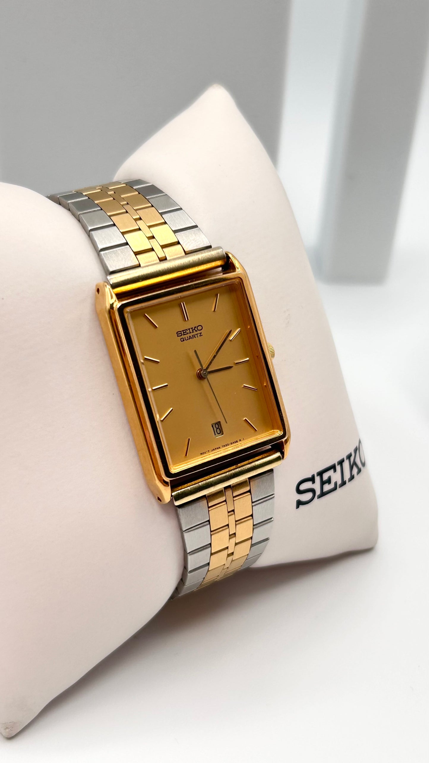 Vintage 2005 Seiko tank style case watch, 30mm size case, 8.5in wrist sizable bracelet