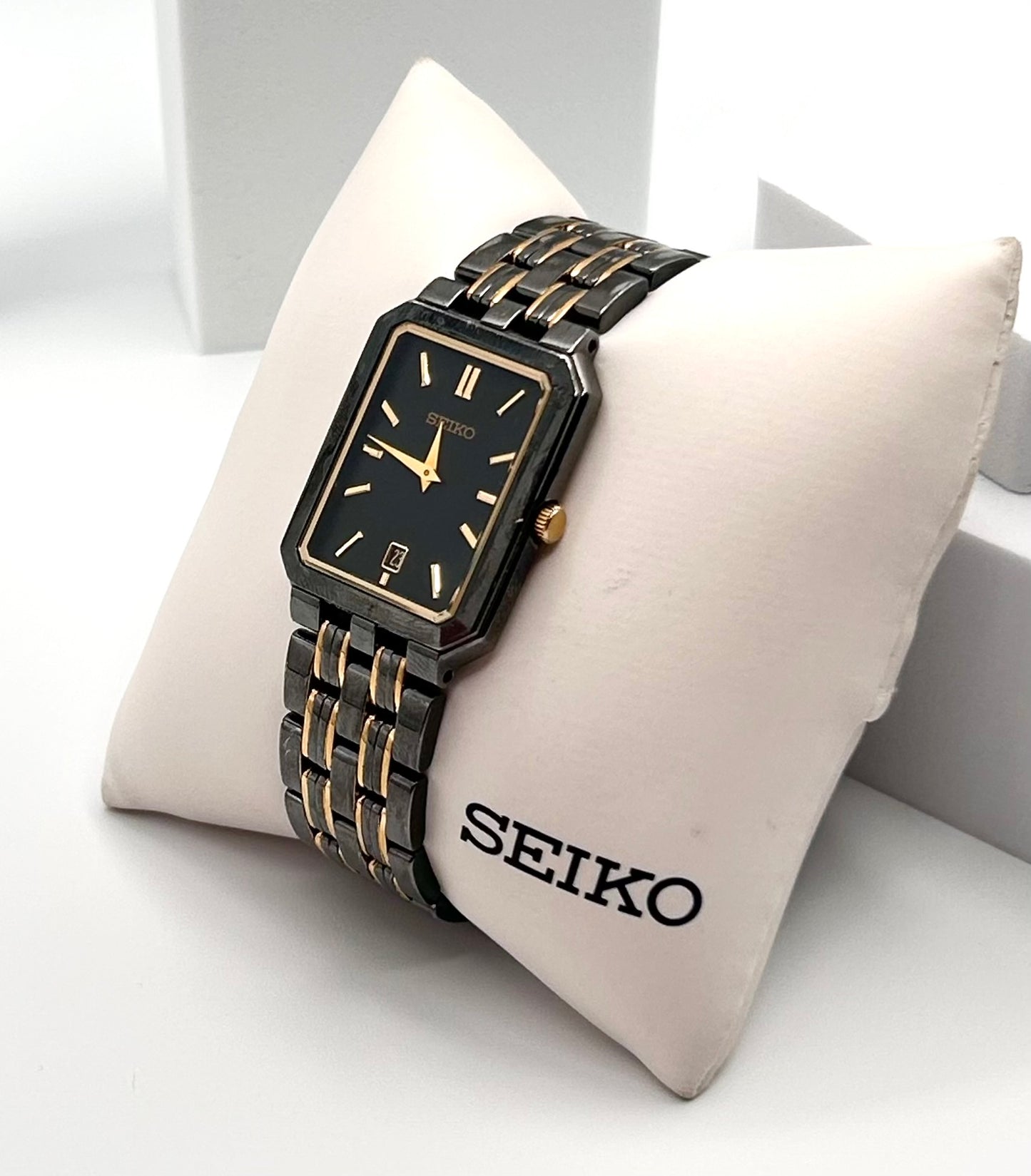 Vintage 1990 Seiko  black and gold tone watch 25mm size case, 6.5in size wrist bracelet.