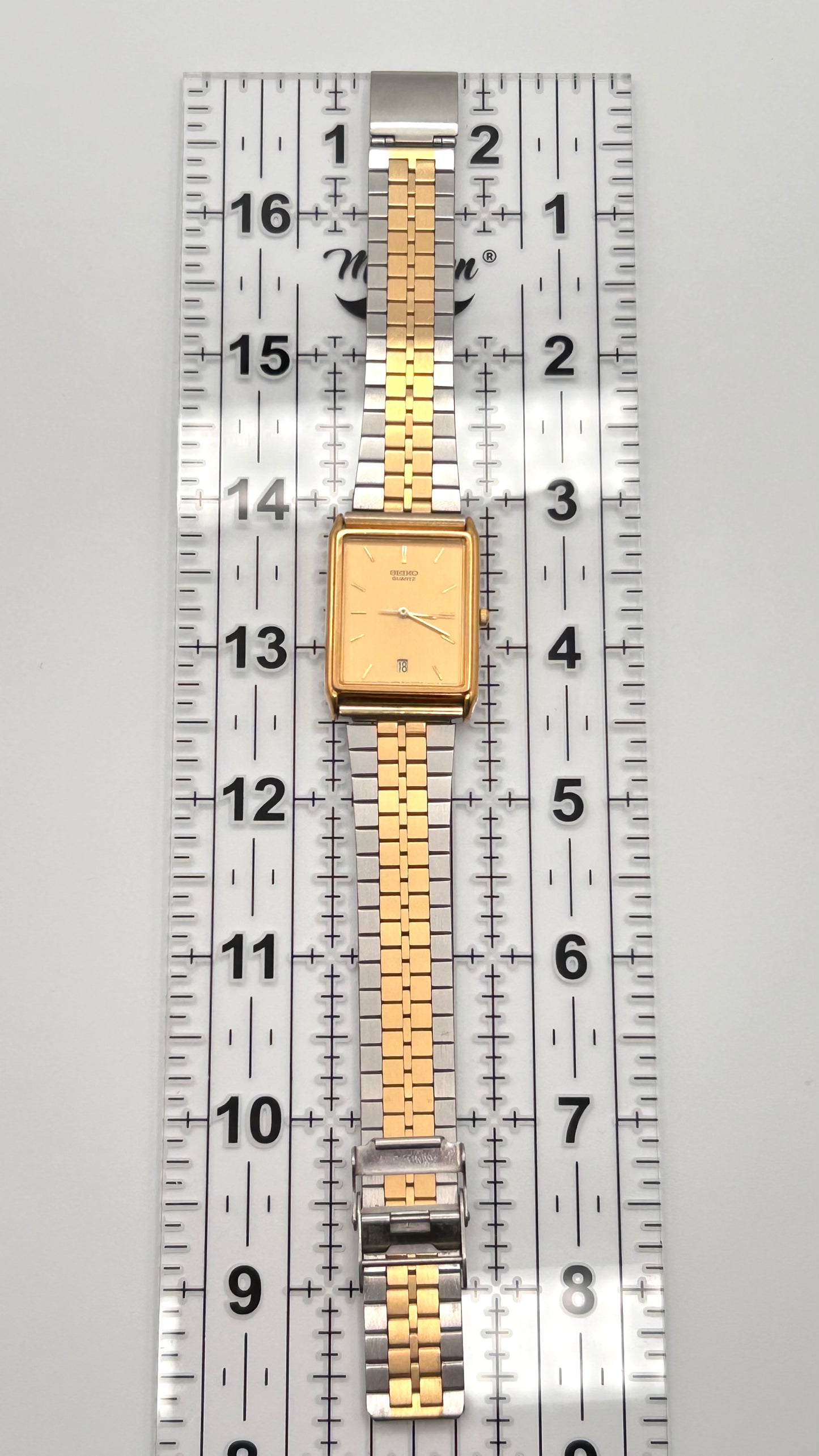 Vintage 2005 Seiko tank style case watch, 30mm size case, 8.5in wrist sizable bracelet