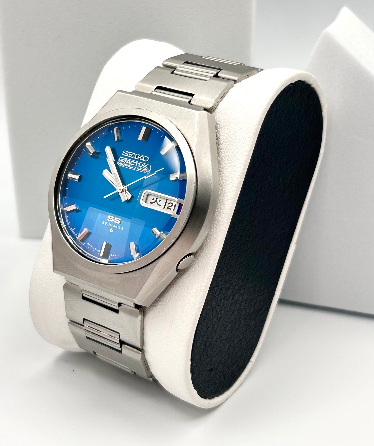 Vintage 1975 Seiko 5 Actus SS, automatic movement 42mm size case, 6.5in size wrist bracelet