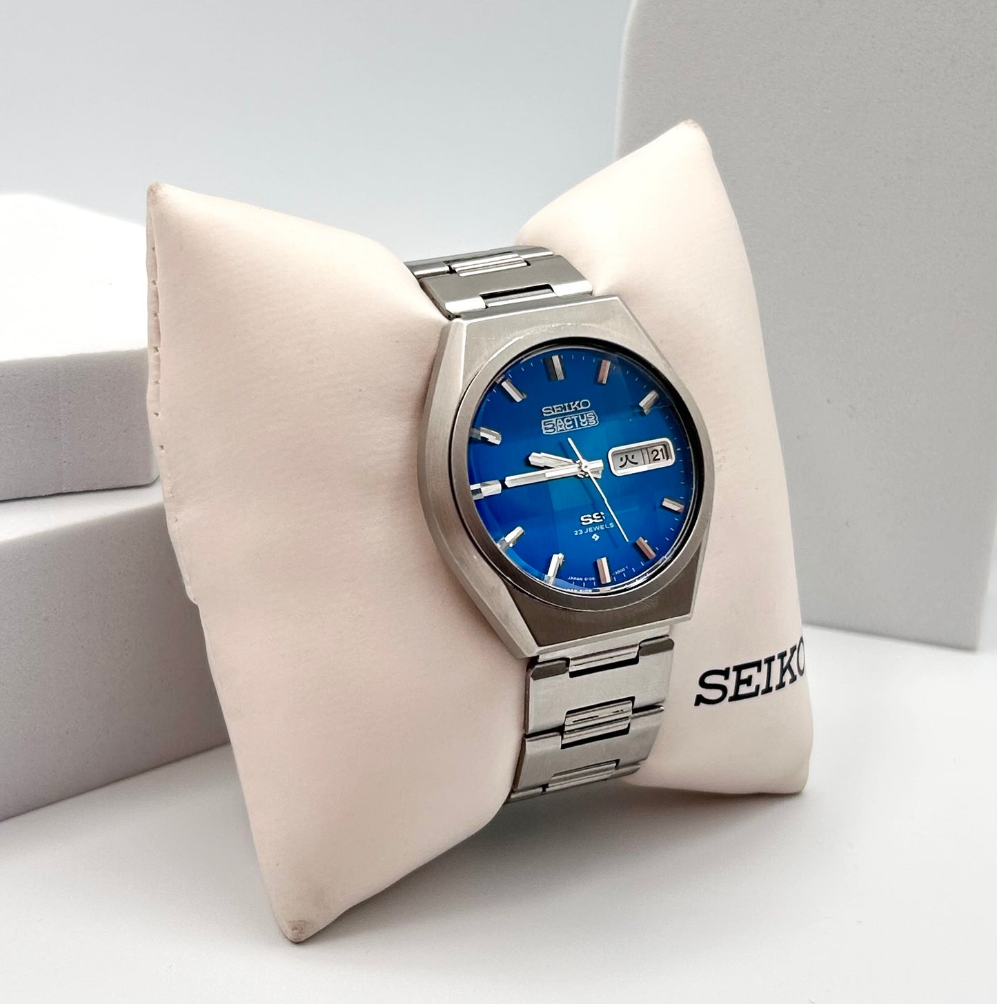 Vintage 1975 Seiko 5 Actus SS, automatic movement 42mm size case, 6.5in size wrist bracelet