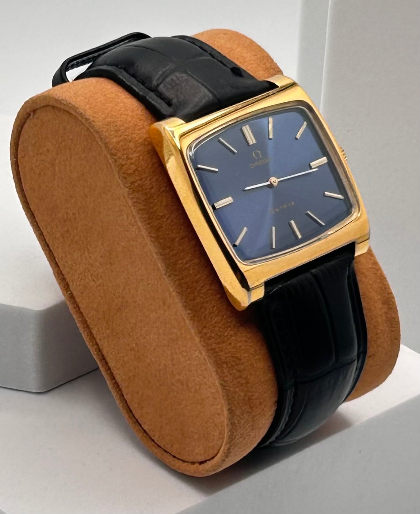 Vintage 1972 Omega Swiss watch, 35mm size case, 7in wrist leather band.